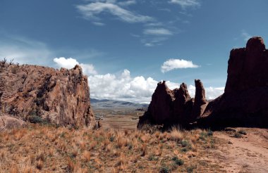 Aramu Muru yakınlarındaki taş dağları. Peru 'da Titicaca Gölü yakınlarındaki manzara.