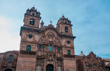 Cusco Katedrali Armas Meydanı 'nda yer almaktadır. Peru.