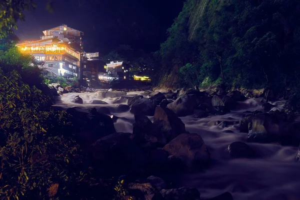 夜にアンデス山脈の町で山の川 ペルーのアグアス カリエンテス — ストック写真