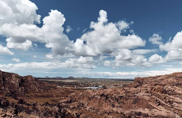 阿拉木穆鲁附近的石山 Titicaca湖附近的秘鲁景观 图库照片