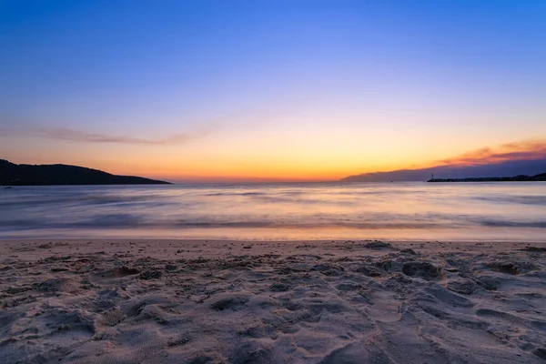 Een Prachtige Zonsopgang Aan Het Strand Met Vuurtoren Achterin Skala — Stockfoto