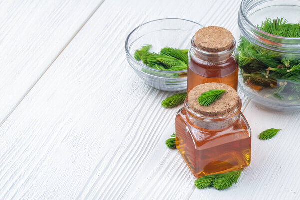 Домашний сосновый сироп от кашля для сухого раздражающего горла. Сделано из зеленых молодых бутонов сосны и меда.
).