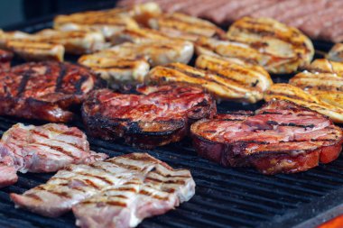 Kızarmış domuz budu, tavuk göğsü ve ızgarada geleneksel Romen mititei, domuz boğumuna odaklan