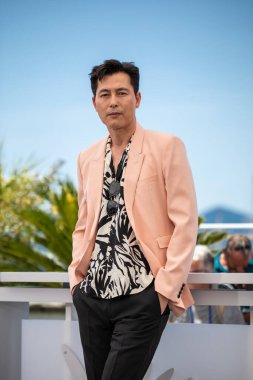 CANNES, FRANCE - 19 Mayıs 2022: Jung Woo-sung, Palais des Festivals 'te düzenlenen 75.