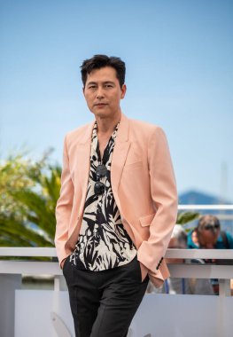 CANNES, FRANCE - 19 Mayıs 2022: Jung Woo-sung, Palais des Festivals 'te düzenlenen 75.