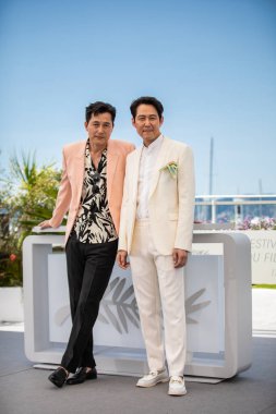 19 Mayıs 2022 'de Lee Jung-Jae ve Jung Woo-Sung 75' inci Cannes Film Festivali 'nde 