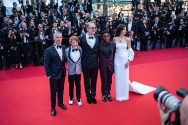 19 Mayıs 2022: Jeremy Strong, James Gray, Michael Banks Repeta, Jaylin Webb ve Anne Hathaway 75. Cannes Film Festivali 'nde 