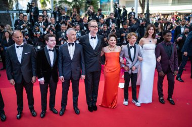 19 Mayıs 2022: Jeremy Strong, James Gray, Michael Banks Repeta, Jaylin Webb ve Anne Hathaway 75. Cannes Film Festivali 'nde 