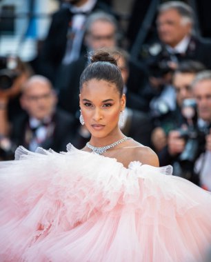 CANNES, FRANCE - 19 Mayıs 2022: Cindy Bruna, Palais des Festivals 'teki 75. Cannes Film Festivali sırasında 