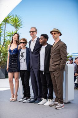 CANNES, FRANCE - MAY 20, 2022: Actress Anne Hathaway, actor Michael Banks Repeta, director James Gray, actor Jaylin Webb and actor Jeremy Strong attend the photocall for 
