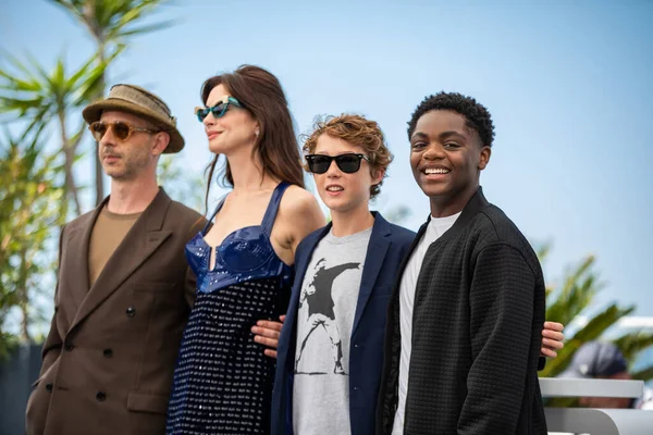 stock image CANNES, FRANCE - MAY 20, 2022: Actress Anne Hathaway, actor Michael Banks Repeta, actor Jaylin Webb and actor Jeremy Strong attend the photocall for 