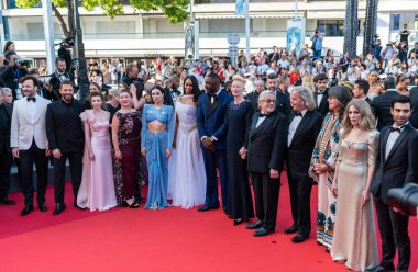 CANNES, FRANCE - 20 Mayıs 2022: Palais des Fest 'te düzenlenen 75. Cannes Film Festivali sırasında yönetmen George Miller, Doug Mitchell, Tilda Swinton ve Idris Elba 