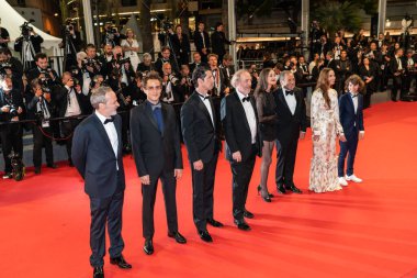 CANNES, FRANCE - 20 Mayıs 2022: Francis Leplay, Cosmina Stratan, Max Baissette De Malglaive, Patrick Timsit, Marion Cotillard, Arnaud Desplechin, Melvil Poupaud ve Benjamin Siksou, 