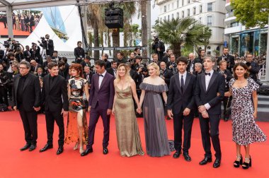 CANNES, FRANCE - MAY 22, 2022: Micha Lescot, Louis Garrel, Nadia Tereszkiewcz, Alexia Chardard, Valeria Bruni Tedeschi, Vassili Schneider, Sofiane Bennacer and Clara Bretheau attend the screening of 