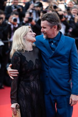 CANNES, FRANCE - MAY 21, 2022: US actor and writer Ethan Hawke and his wife US producer Ryan Hawke kiss as they arrive for the screening of the film 