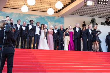 CANNES, FRANCE - MAY 21, 2022: Ruben Ostlund, Charlbi Dean, Henrik Dorsin, Vicki Berlin, Arvin Kananian, Woody Harrelson, Filipino actress Dolly de Leon, Sunnyi Melles and Zlatko Buric - film 