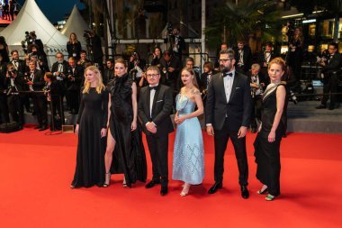CannES, FRANCE - 21 Mayıs 2022: Maria-Victoria Dragus, Macrina Barladeanu, Cristian Mungiu, Judith State, Marin Grigore ve Orsolya Moldovan 75.