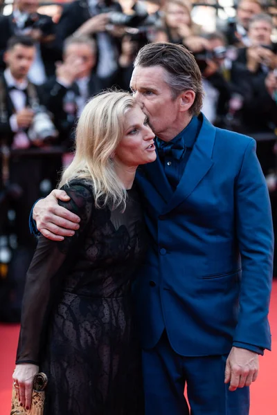加拿大 2022年5月21日 美国演员兼作家伊森 霍克和他的妻子 美国制片人瑞安 霍克在第75届戛纳电影节期间为放映电影 悲伤的三角 而亲吻 — 图库照片