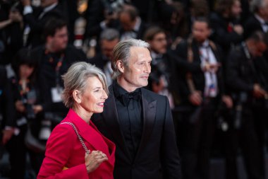 CANNES, FRANCE - 16 Mayıs 2023: Hanne Jacobsen ve Mads Mikkelsen, Palais des Festivals 'te düzenlenen 76.