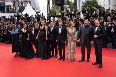 CANNES, FRANCE - 16 Mayıs 2023: Juri Rungano Nyoni, Maryam Touzani, Atiq Rahimi, Julia Ducournau, Damian Szifron, Jüri Başkanı Ruben Ostlund, Brie Larson, Denis Menochet ve Paul Dano 