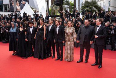 CANNES, FRANCE - 16 Mayıs 2023: Juri Rungano Nyoni, Maryam Touzani, Atiq Rahimi, Julia Ducournau, Damian Szifron, Jüri Başkanı Ruben Ostlund, Brie Larson, Denis Menochet ve Paul Dano 