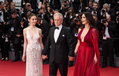 CANES, FRANCE - 16 Mayıs 2023: Carys Zeta Douglas, Michael Douglas ve Catherine Zeta-Jones, 76. Cannes Film Festivali 'nin 