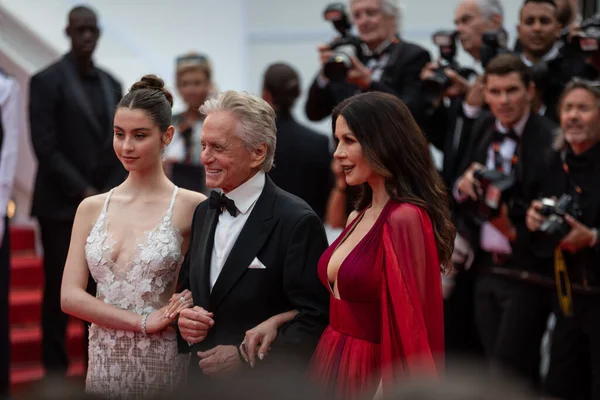 CANES, FRANCE - 16 Mayıs 2023: Carys Zeta Douglas, Michael Douglas ve Catherine Zeta-Jones, 76. Cannes Film Festivali 'nin 