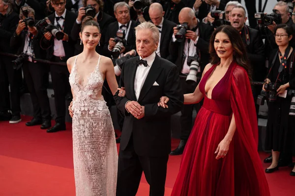 CANES, FRANCE - 16 Mayıs 2023: Carys Zeta Douglas, Michael Douglas ve Catherine Zeta-Jones, 76. Cannes Film Festivali 'nin 