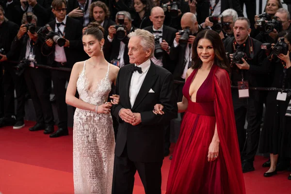 CANES, FRANCE - 16 Mayıs 2023: Carys Zeta Douglas, Michael Douglas ve Catherine Zeta-Jones, 76. Cannes Film Festivali 'nin 