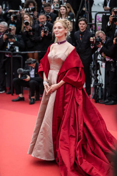 法国金牛 2023年5月16日 在第76届戛纳电影节上 瑟曼出席了 的放映和开幕式红地毯 图库照片