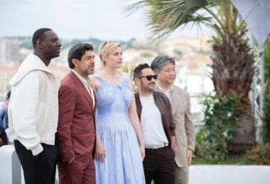 CANNES, FRANCE - 14 Mayıs 2024: Jüri üyeleri Omar Sy, Pierfrancesco Favino, Jüri Başkanı Greta Gerwig, Juan Antonio Bayona ve Hirokazu Kore-eda, Palais des Festivals 'te düzenlenen 77.
