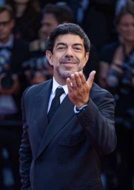 CANNES, FRANCE - 18 Mayıs 2024: Pierfrancesco Favino, 18 Mayıs 2024 tarihinde Fransa 'nın Cannes kentinde düzenlenen 77.