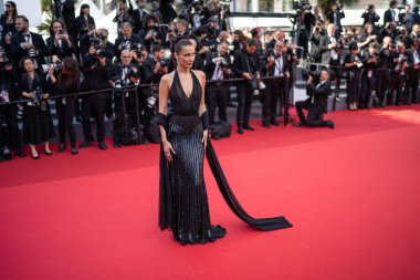 CANNES, FRANCE - 23 Mayıs 2024: Bella Hadid 23 Mayıs 2024 tarihinde Fransa 'nın Cannes kentinde düzenlenen 77. Cannes Film Festivali' nde 