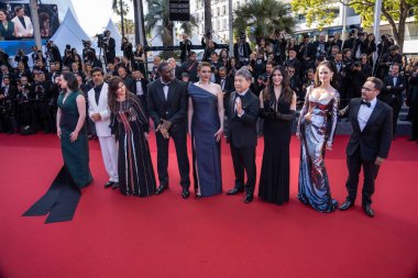 25 Mayıs 2024 - Cannes, Fransa: Jüri üyeleri Pierfrancesco Favino, Nadine Labaki, Lily Gladstone, Greta Gerwig, Juan Antonio Bayona, Eva Green, Ebru Ceylan, Hirokazu Kore-eda ve Omar Sy, 77 Cannes Film Festivali 'nin kapanış törenine katıldılar. 