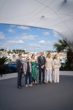 CANNES, FRANCE - 18 Mayıs 2024: Aktör Zhou You, yönetmen Jia Zhangke, aktris Liang Jing, yönetmen Guan Hu, aktör Eddie Peng Yu-Yan ve aktris Tong Liya, Palais Festivalleri 'nde düzenlenen 77.