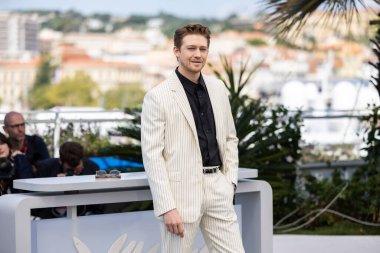 CANNES, FRANCE - 18 Mayıs 2024: Joe Alwyn Palais des Festivals 'te düzenlenen 77. 