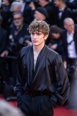 CANNES, FRANCE - 18 Mayıs 2024: Vinnie Hacker, Palais des Festivals 'teki 77. Cannes Film Festivali' nde 