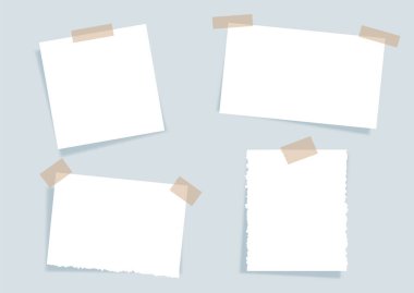 Yapışkan bantlı yırtık kağıt notların koleksiyonu