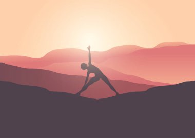 Gün batımında yoga yapan bir kadının silueti.