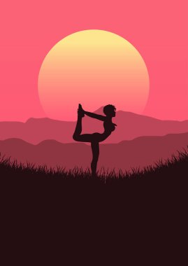 Gün batımında ayakta yoga yapan bir kadının silueti.