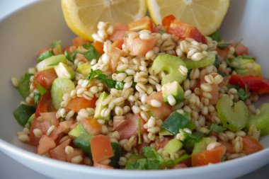 zeytinyağı ve limon soslu tahıl salatası