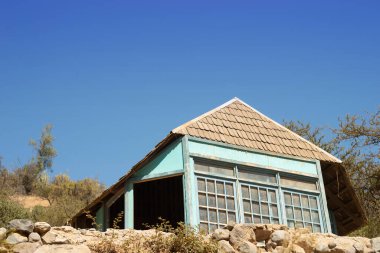 Mavi gökyüzüne karşı eski mavi ev