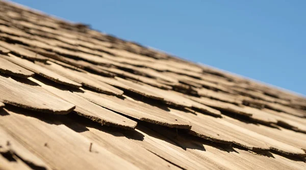 Drewniany Dach Przed Błękitnym Niebem — Zdjęcie stockowe