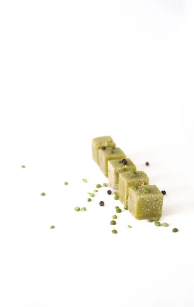 Кубики Зеленого Горохового Тофу Діагоналі Сушеним Горохом Перцем Білому Тлі — стокове фото