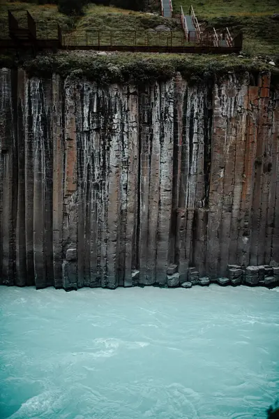 Bazalt üstte, mavi nehir altta.