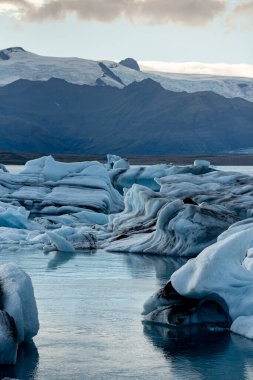 Buzdağları Buzul Gölü 'nde yüzüyor