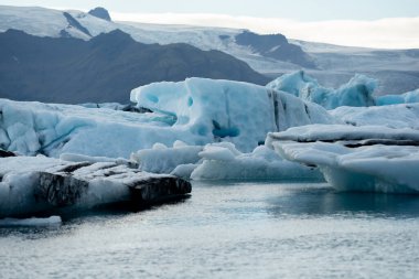 Buzdağları Buzul Gölü 'nde yüzüyor