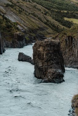 Su ve kayalarla İzlanda manzarası