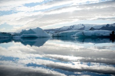 Buzdağları Buzul Gölü 'nde yüzüyor