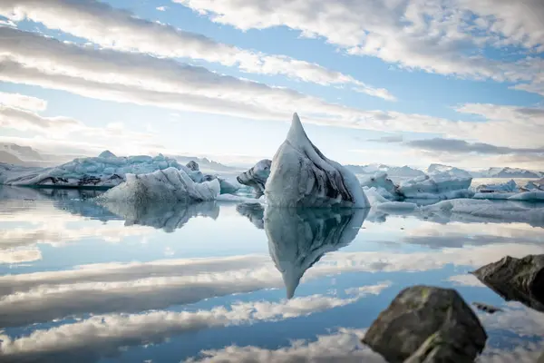 Buzdağları Buzul Gölü 'nde yüzüyor